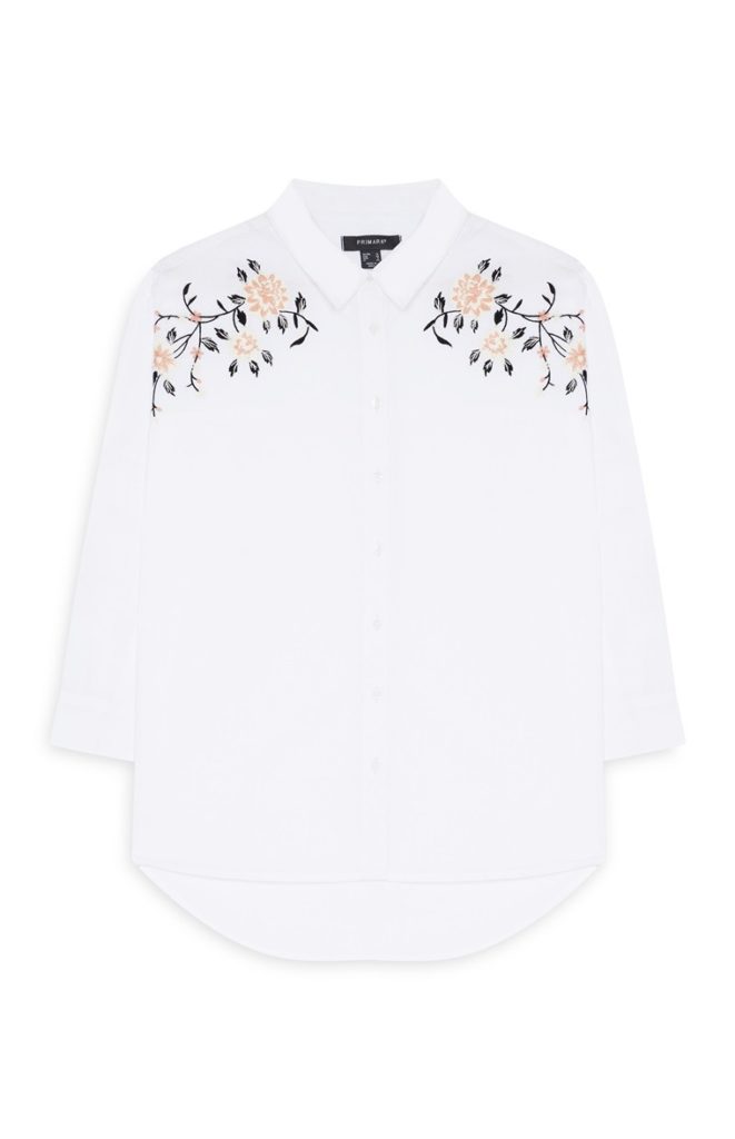 Camisa blanca con flores