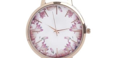 Reloj con flores y correa marrón