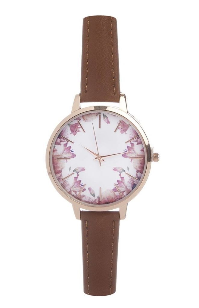 Reloj con flores y correa marrón