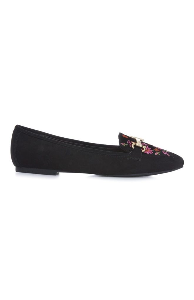 Mocasines negros con flores