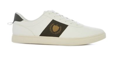 Zapatillas en color crema con insignia