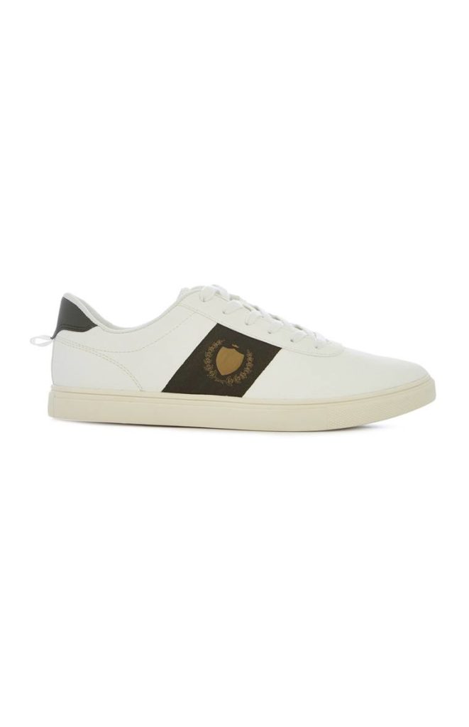 Zapatillas en color crema con insignia