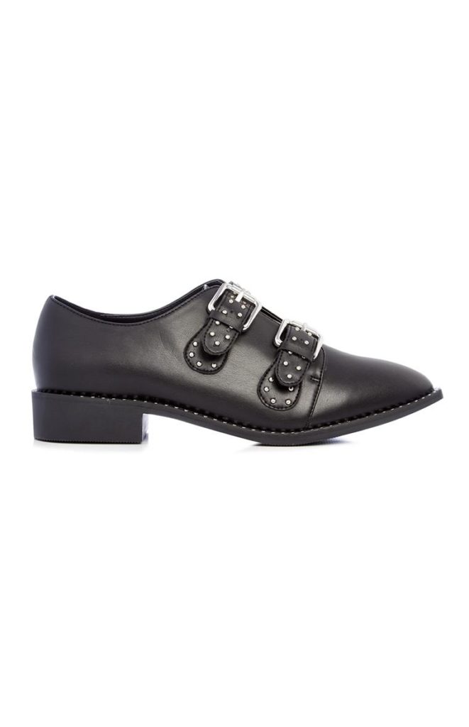 Zapatos brogue negros con tachuelas