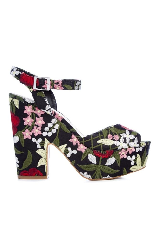 Zapatos de tacón con bordado floral