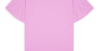 Blusa rosa con mangas con volantes