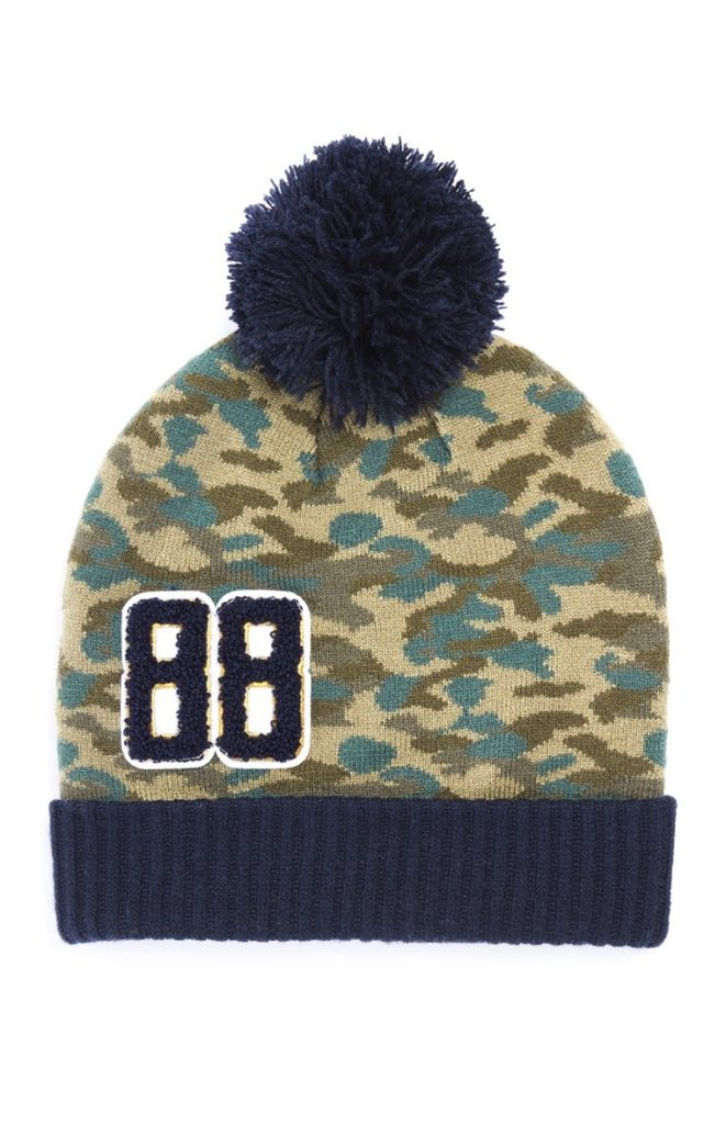 Gorro con estampado militar y parche