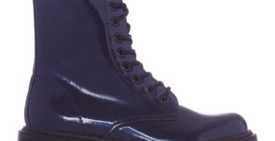 Bota metalizada con cordones