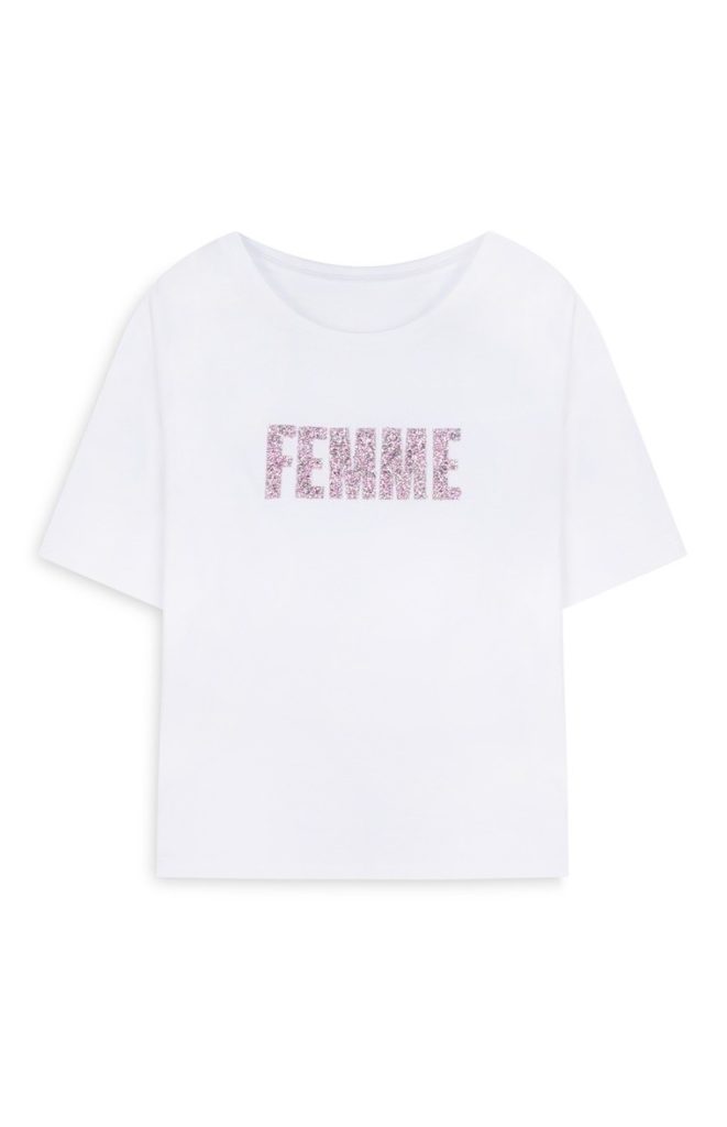 Camiseta blanca con mensaje rosa en el pecho