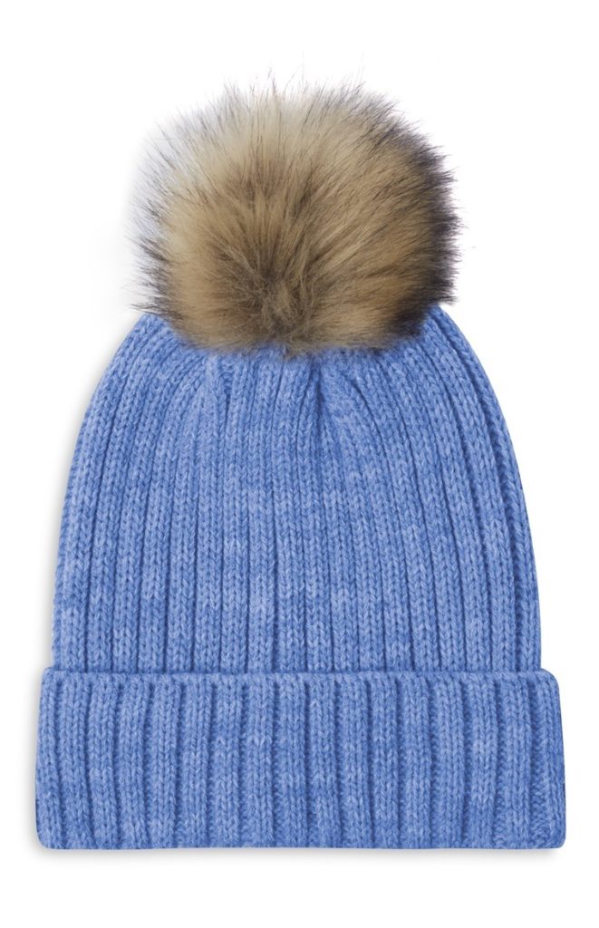 Gorro azul acanalado con pompón