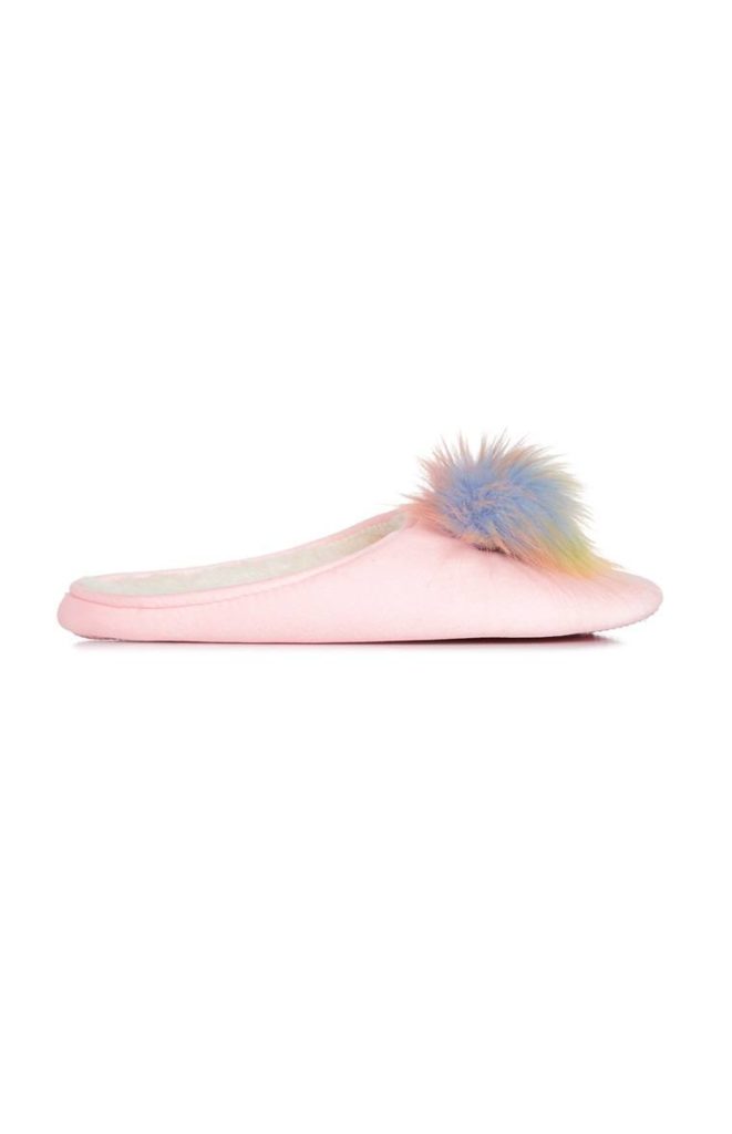 Pantufla rosa con pom pom