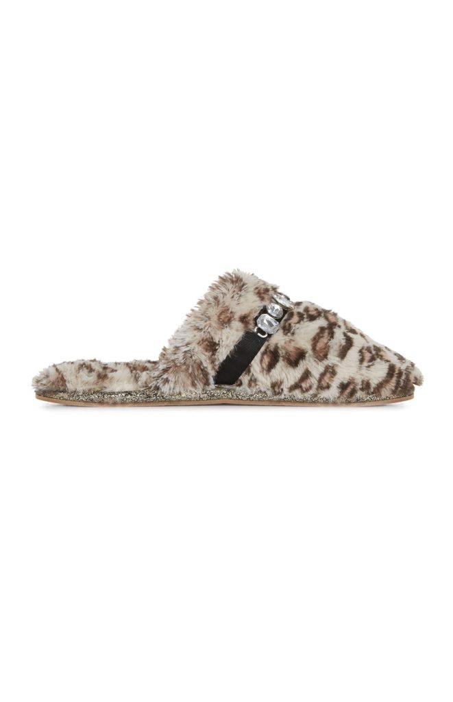 Pantuflas mullidas de animal print con diamantes