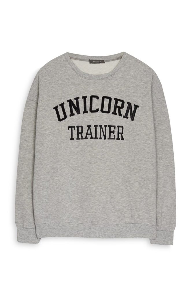 Sudadera gris con lema de unicornio