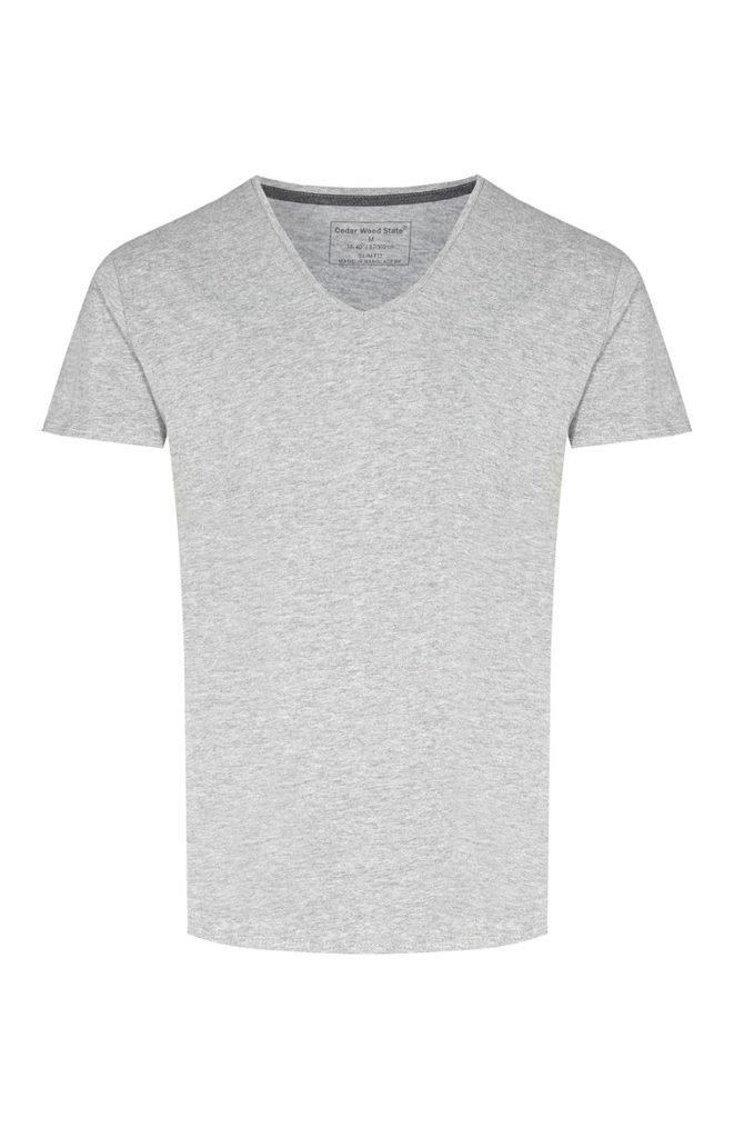 Camiseta gris ajustada cuello pico