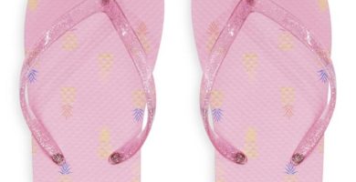 Chanclas rosadas con estampado de piña