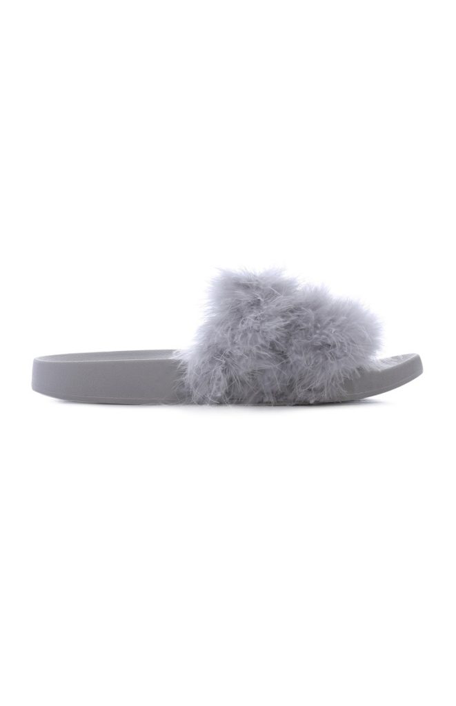 Pantufla color gris mullido