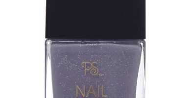 Esmalte de uñas de brillo purpura