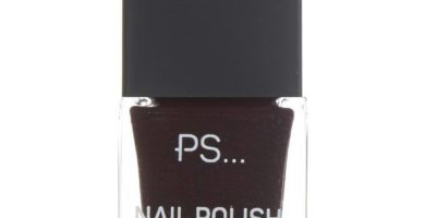 Esmalte oscuro de uñas de PS