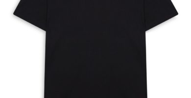 Camiseta negra con bajo redondeado