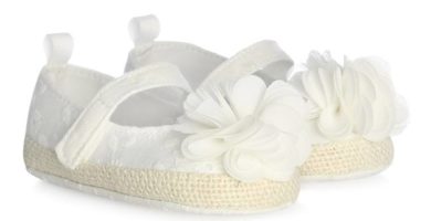 Zapatillas blancas con flores bebé niña
