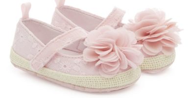 Zapatillas rosas con flores de bebé niña